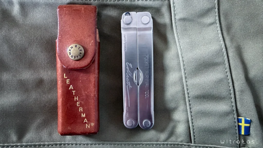Leatherman PST obok skórzanej kabury.
