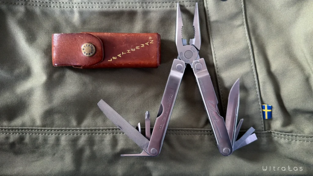 Rozłożony Leatherman PST z widocznymi narzędziami i skórzaną kaburą.