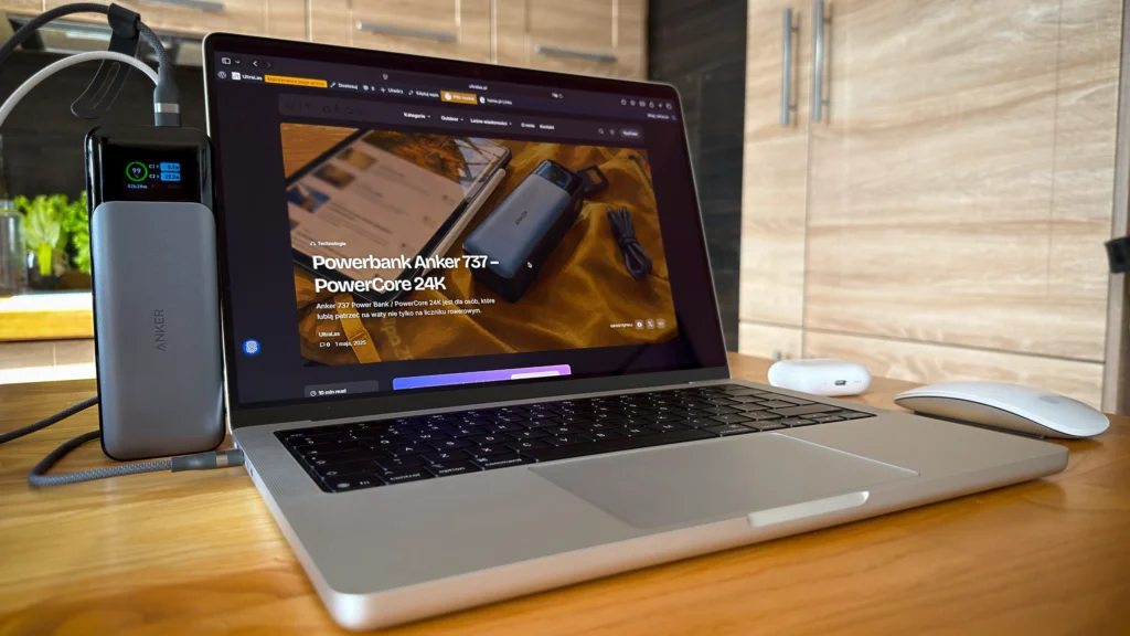Powerbank Anker 737 zasila MacBooka podczas pracy.