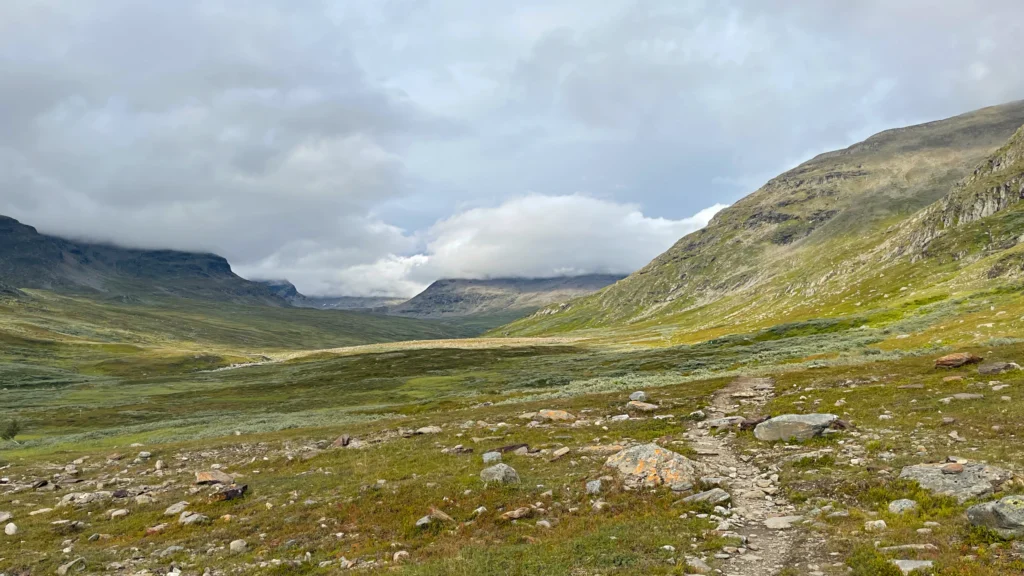 Górzysty krajobraz w dolinie polodowcowej na szlaku Kungsleden