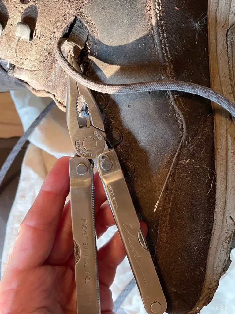 Leatherman PST używany do naprawy buta trekkingowego Hanwag.