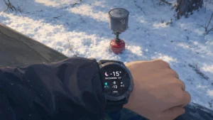 Zegarek Garmin pokazujący temperaturę -15°C podczas zimowego biwaku.