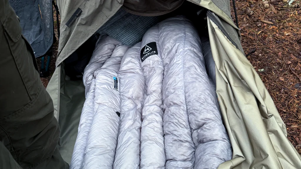 Śpiwór Hyperlite Mountain Gear rozłożony wewnątrz schronienia.