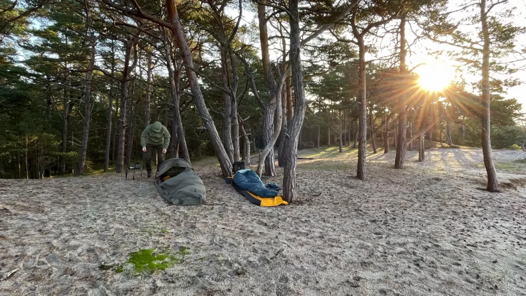 Carinthia Observer Plus i The North Face Assault Bivi podczas biwaku w lesie.