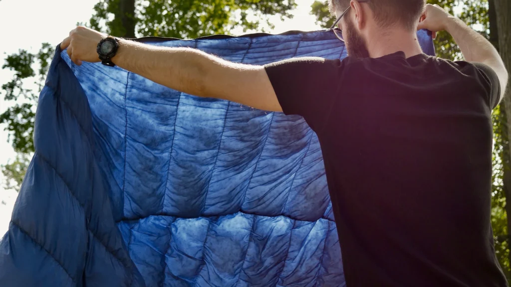 Quilt Cumulus X-Lite 200 oglądany pod światło.