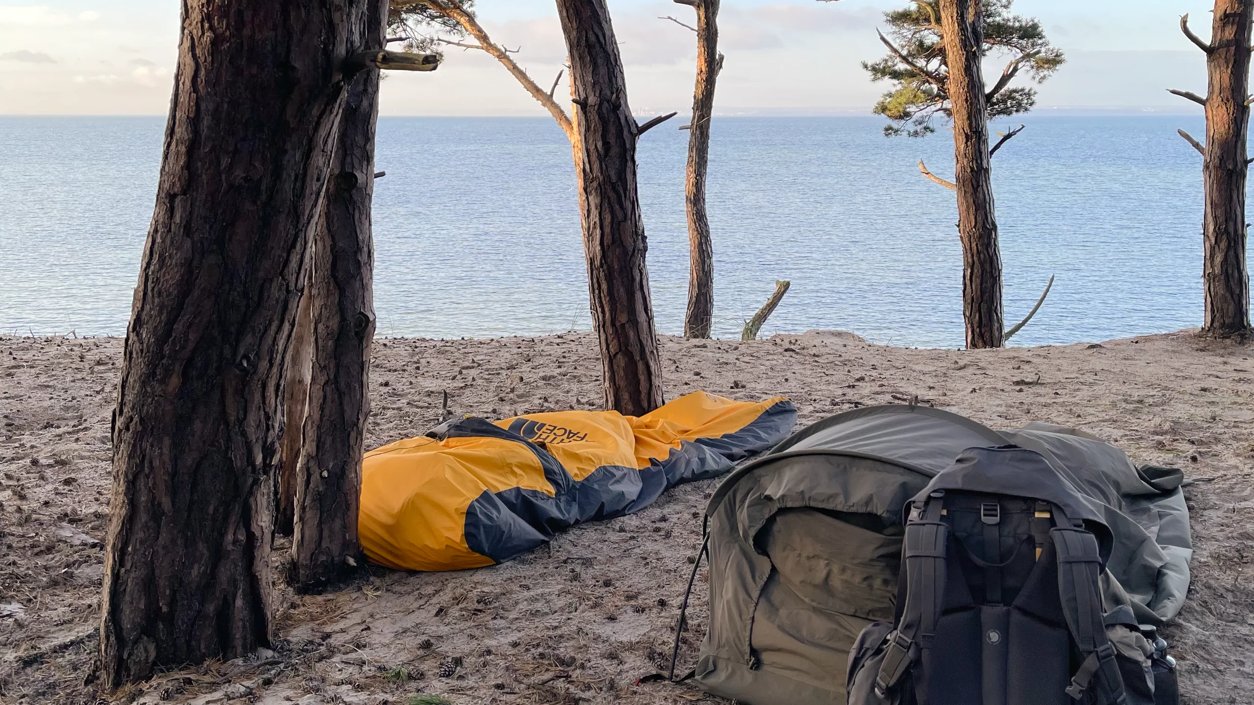 Bivi bag rozłożony na plaży.