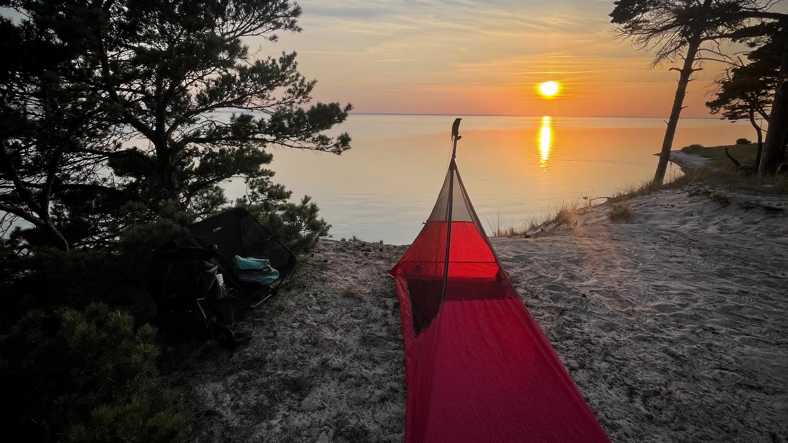 Proste schronienie z moskitiery rozbite na plaży.